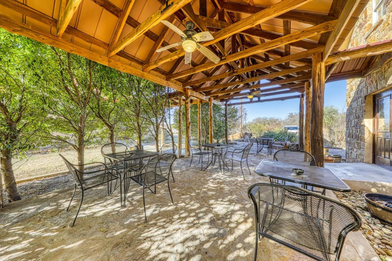 The Pecan @ Mendelbaum Winery Guest Cabins Villa Фредериксбург Екстериор снимка
