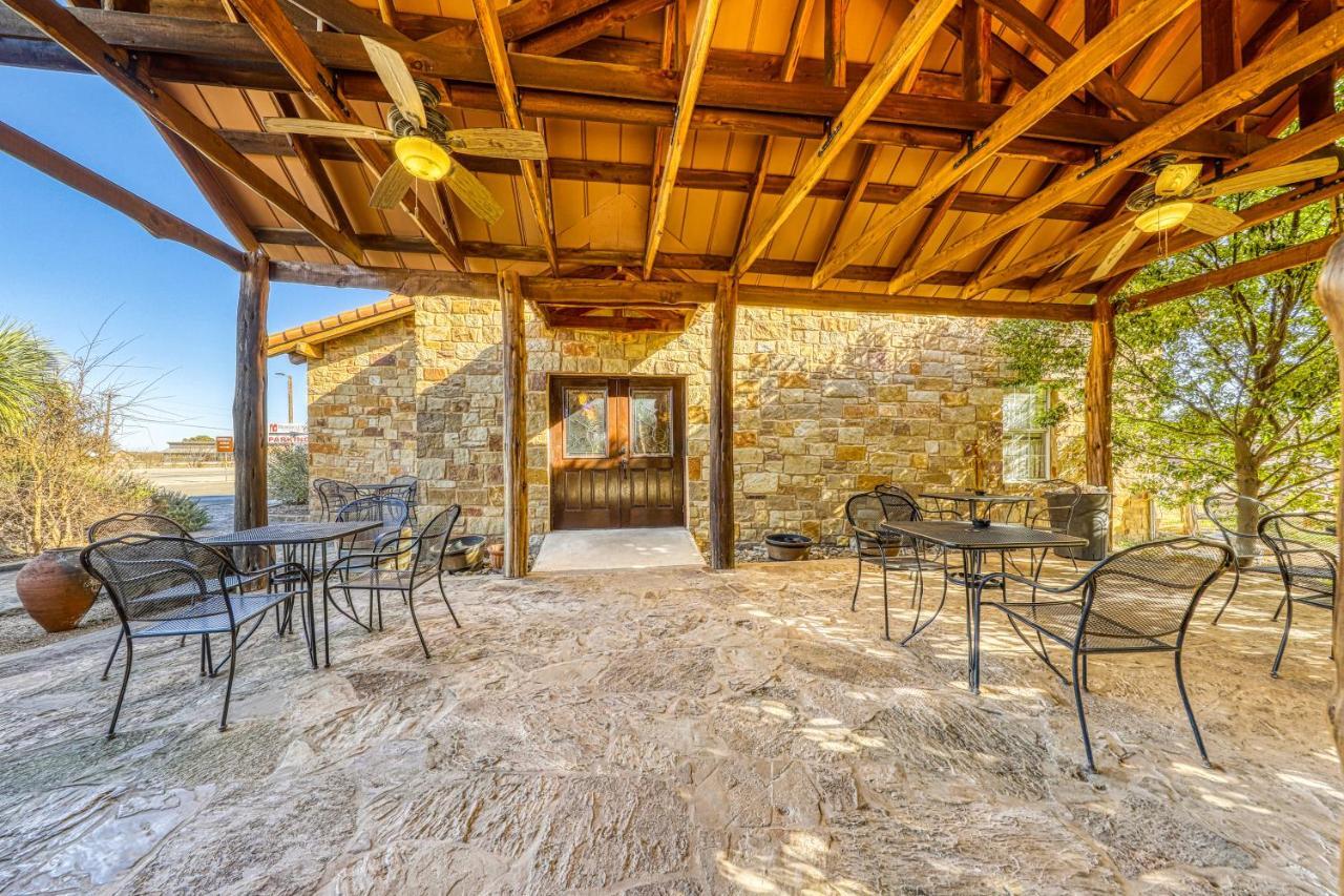 The Pecan @ Mendelbaum Winery Guest Cabins Villa Фредериксбург Екстериор снимка